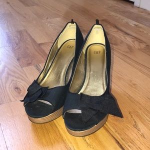 For Army wife- Gap wedge sandals with bow!